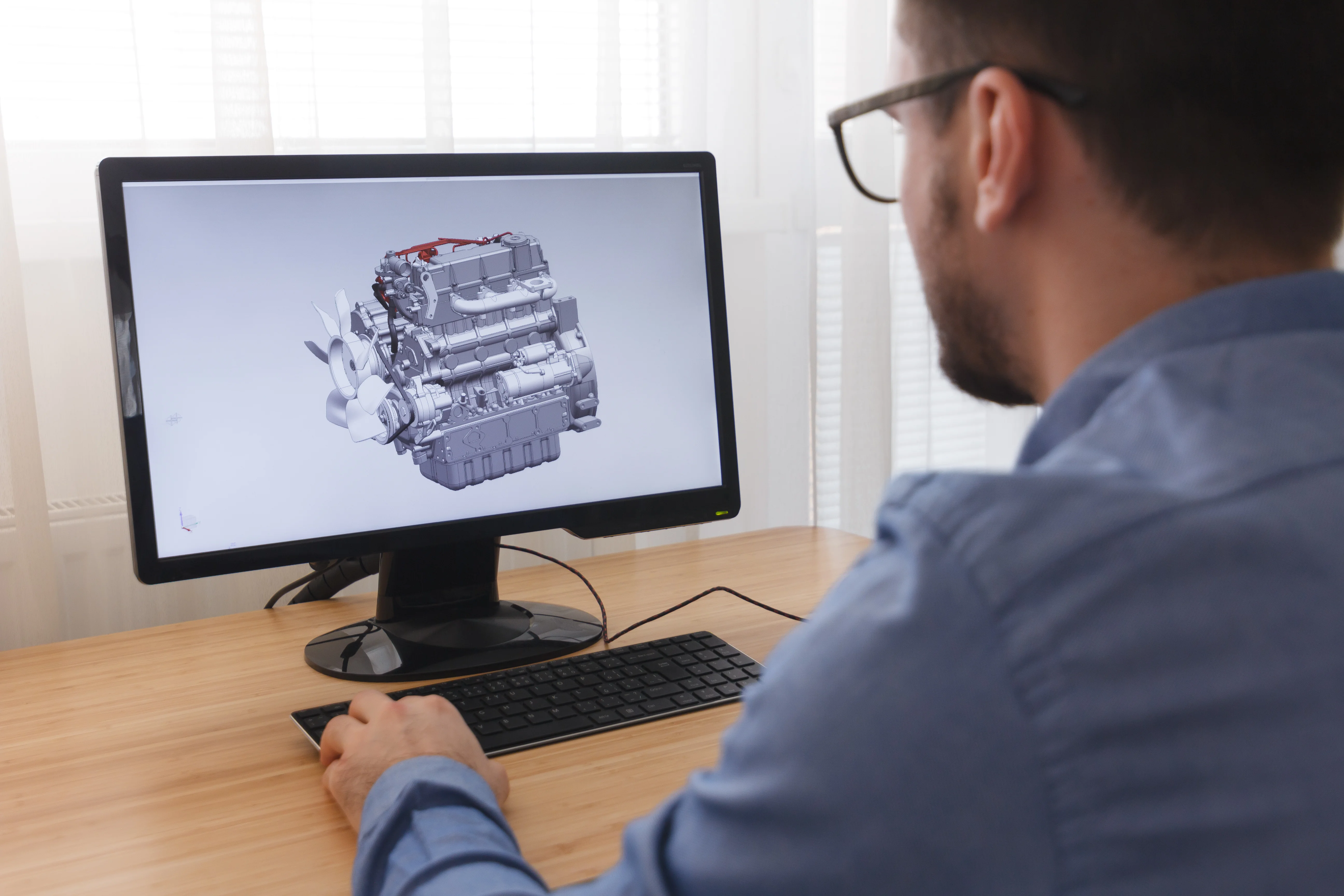 CAD-Workstation mit 3D-Konstruktionsmodell auf dem Bildschirm