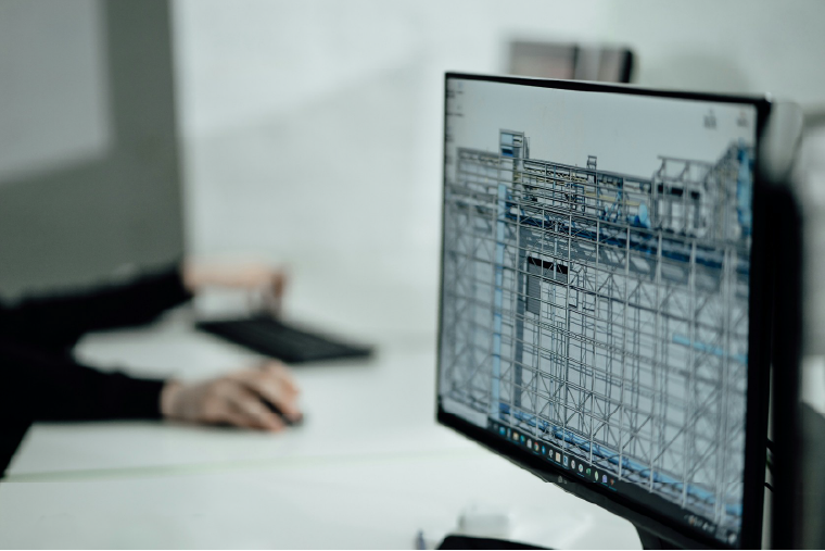 Workstation mit Simulationsmodell und Spannungsverteilung auf dem Bildschirm