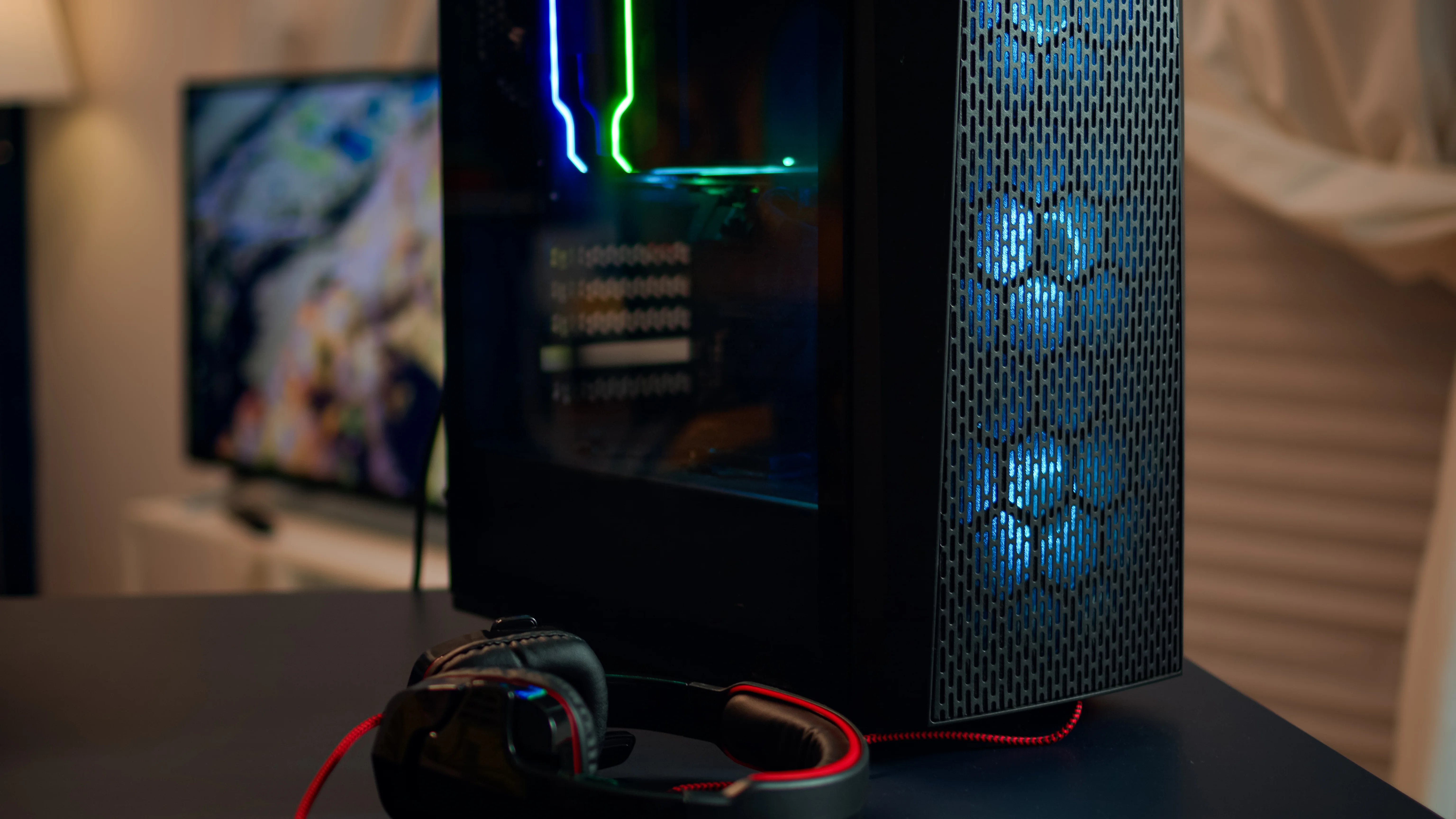 Person stellt die Komponenten für einen PC zusammen