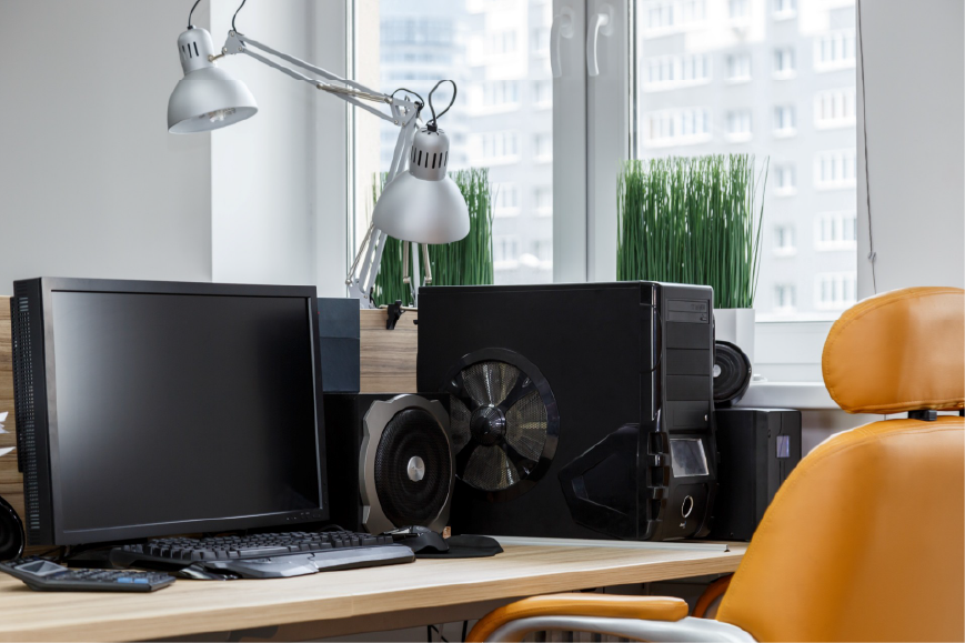 Aufgeräumter Büro-Arbeitsplatz mit Desktop-PC und Monitor