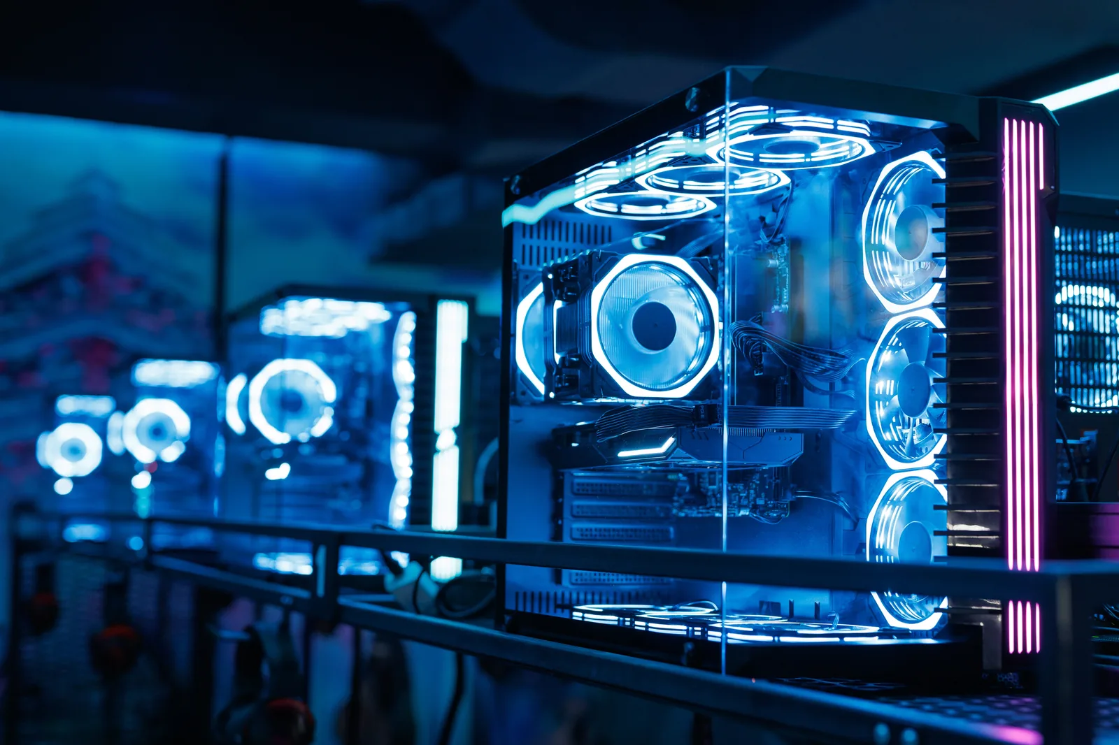 Hochwertiger Gaming-PC mit Headset auf dem Schreibtisch