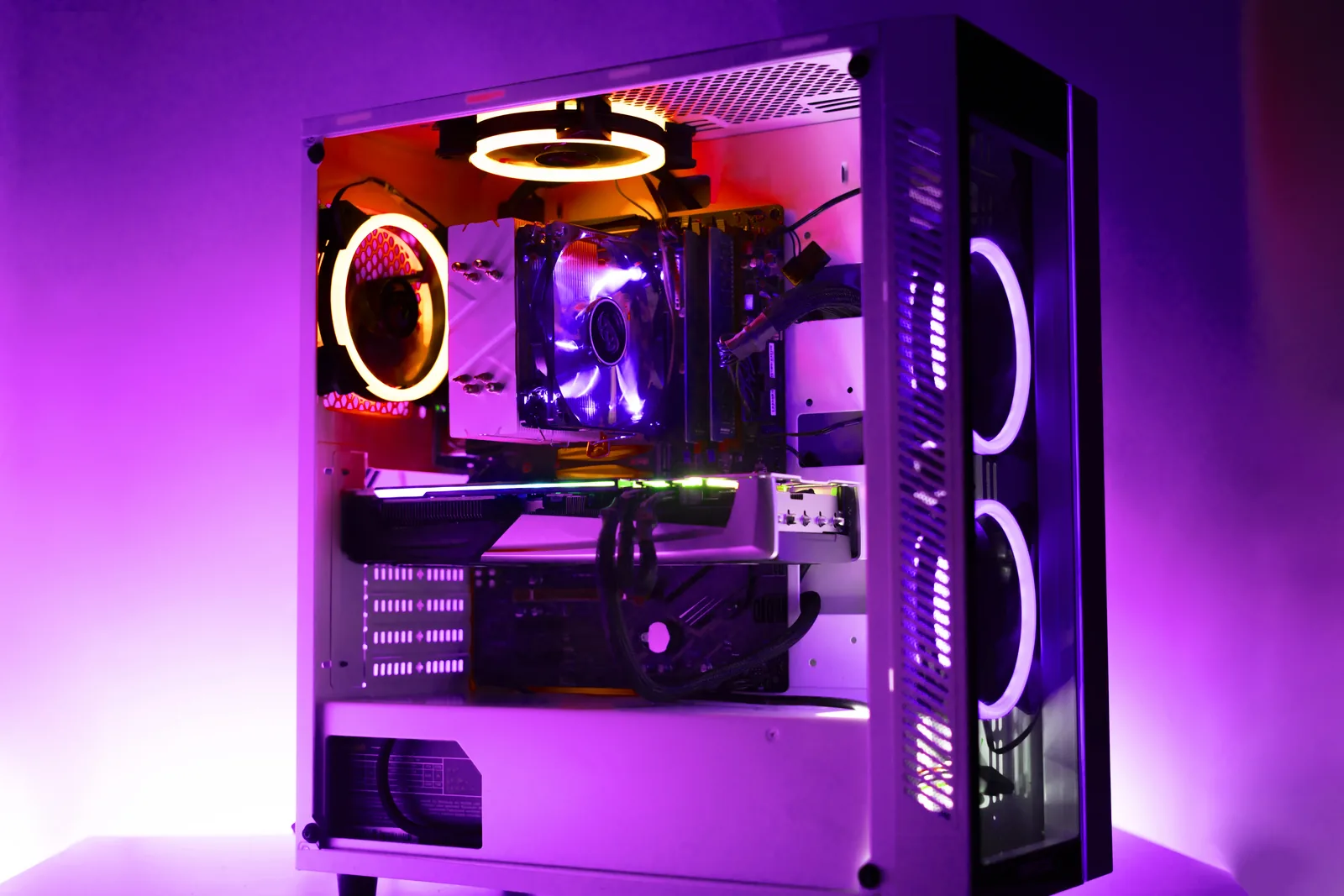 High-End Gaming-PC mit RGB-Beleuchtung auf dem Schreibtisch