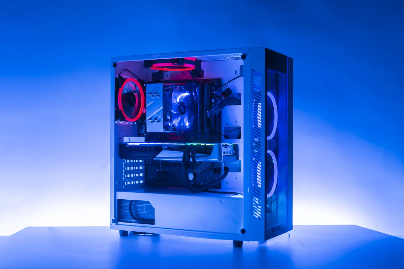 Kompakter Einsteiger-Gaming-PC auf dem Schreibtisch
