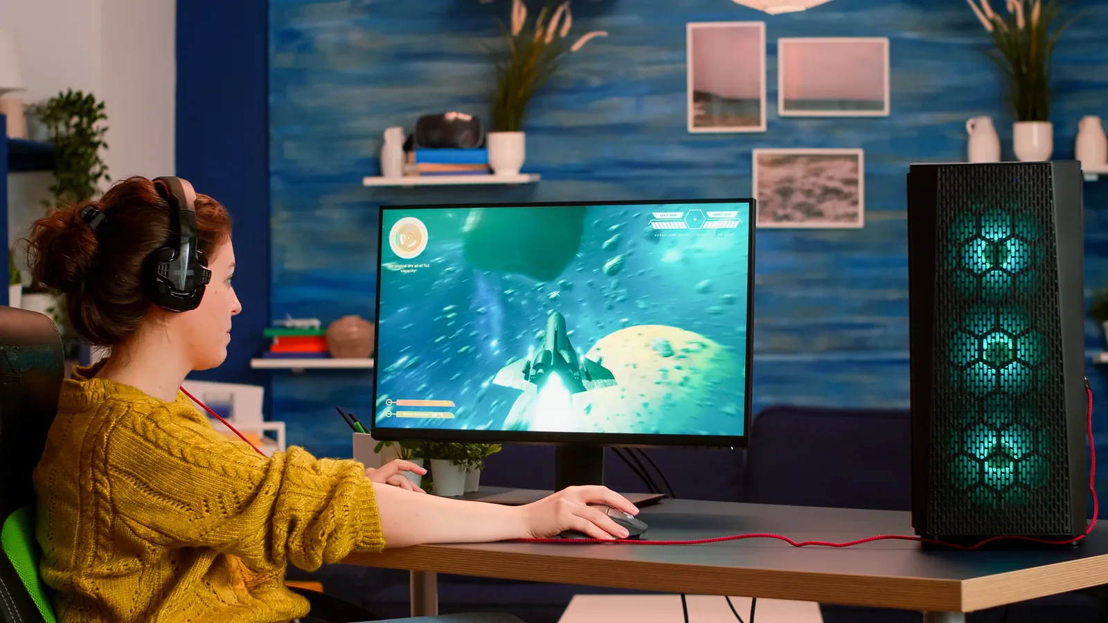 eSports-Gaming-Setup mit Monitor, Tastatur und Maus