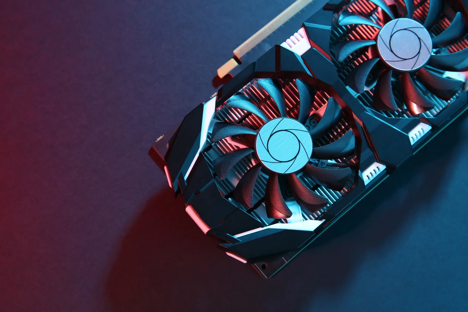Moderne Gaming-Grafikkarte mit zwei Lüftern in farbigem Licht