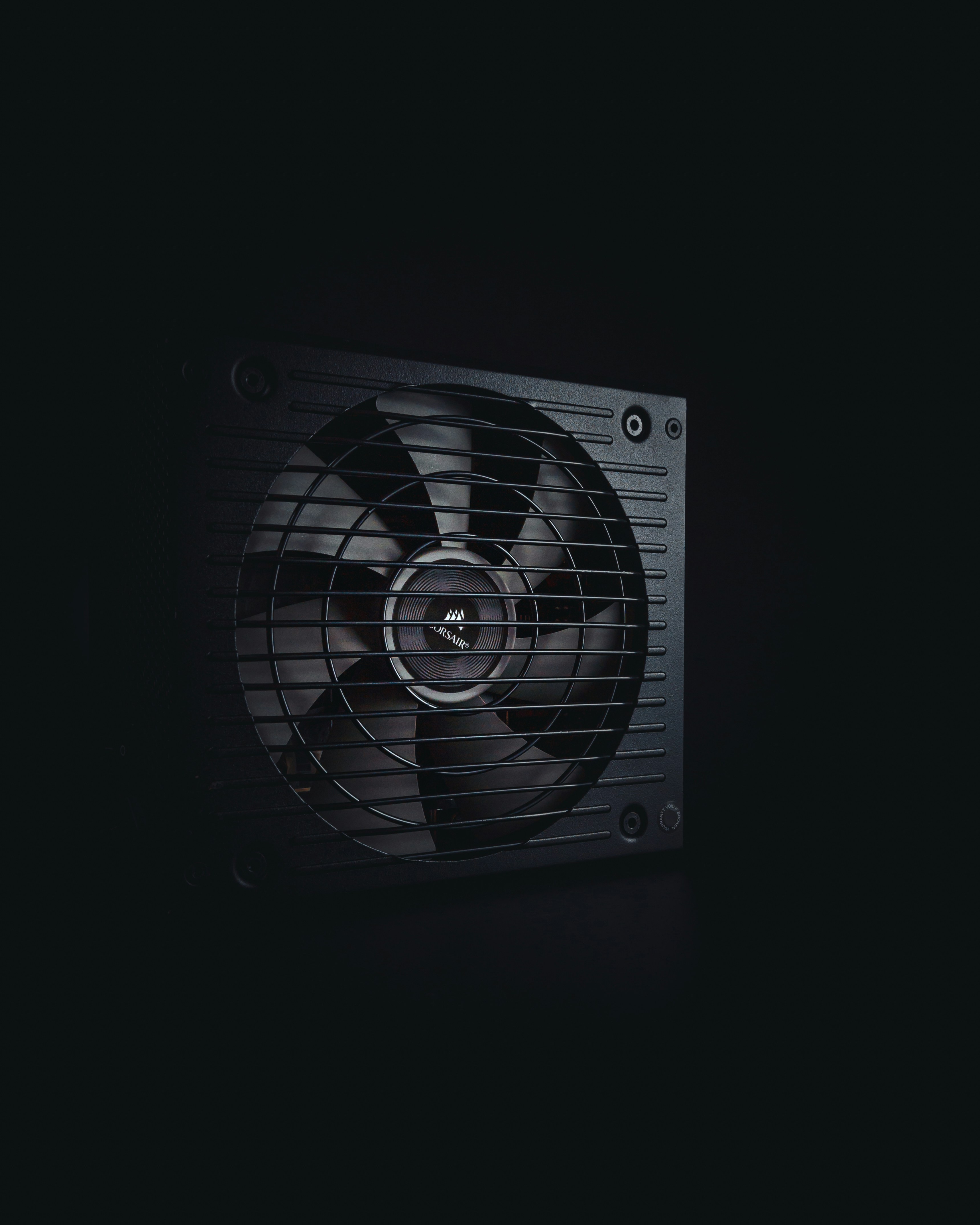 PC-Netzteil mit Kabeln in einem Gehäuse