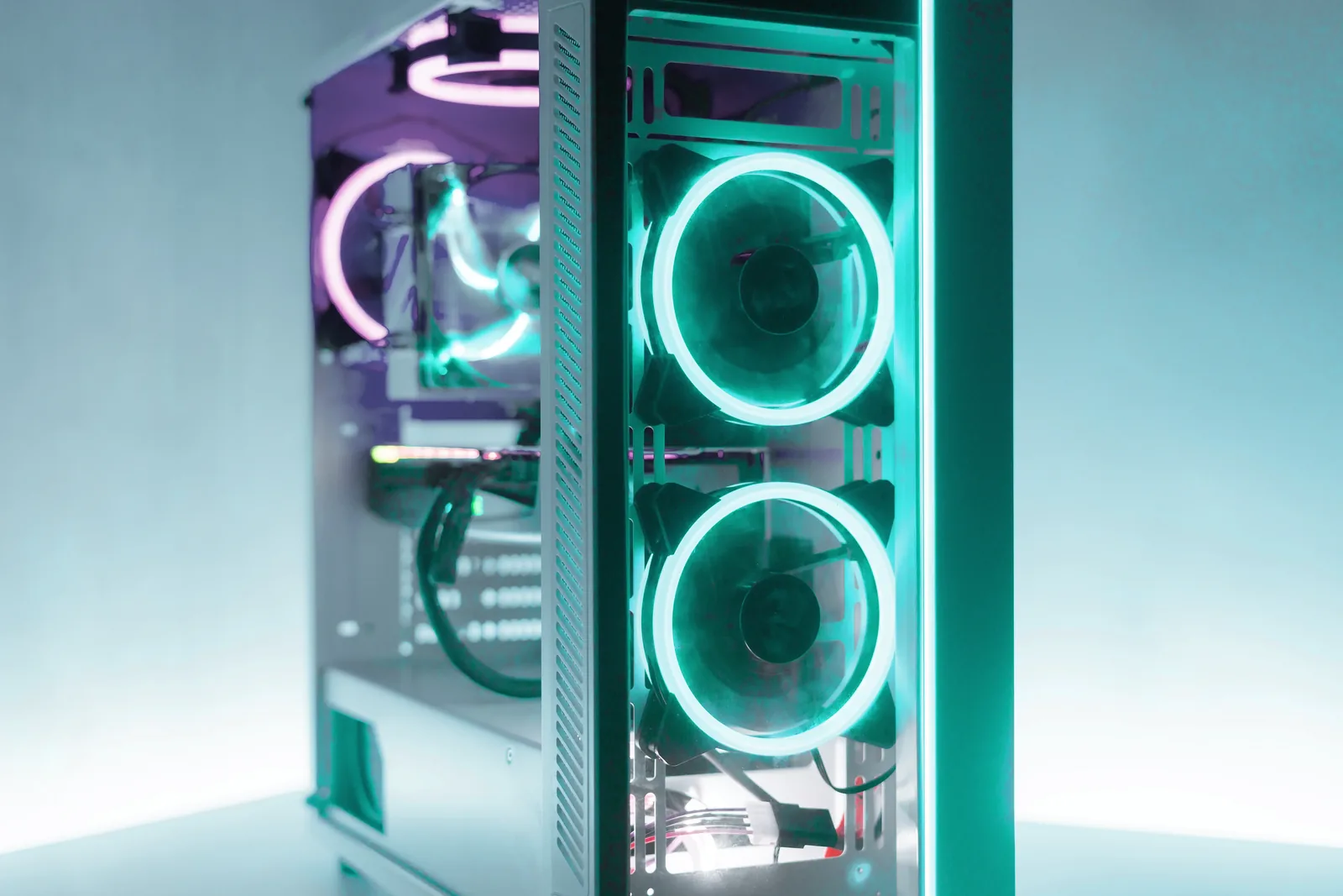 Streaming-Setup mit Gaming-PC, Mikrofon und Monitoren