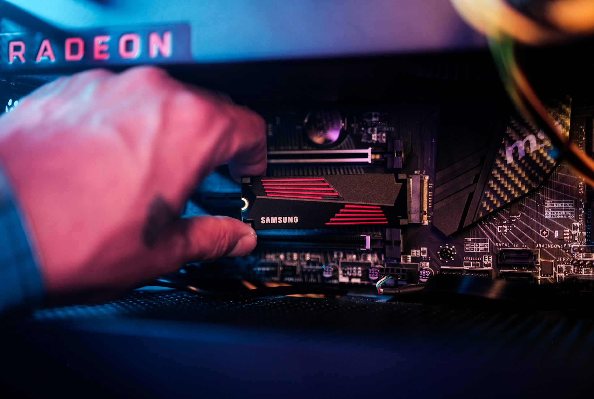 NVMe-SSD-Modul wird in ein Mainboard eingesetzt
